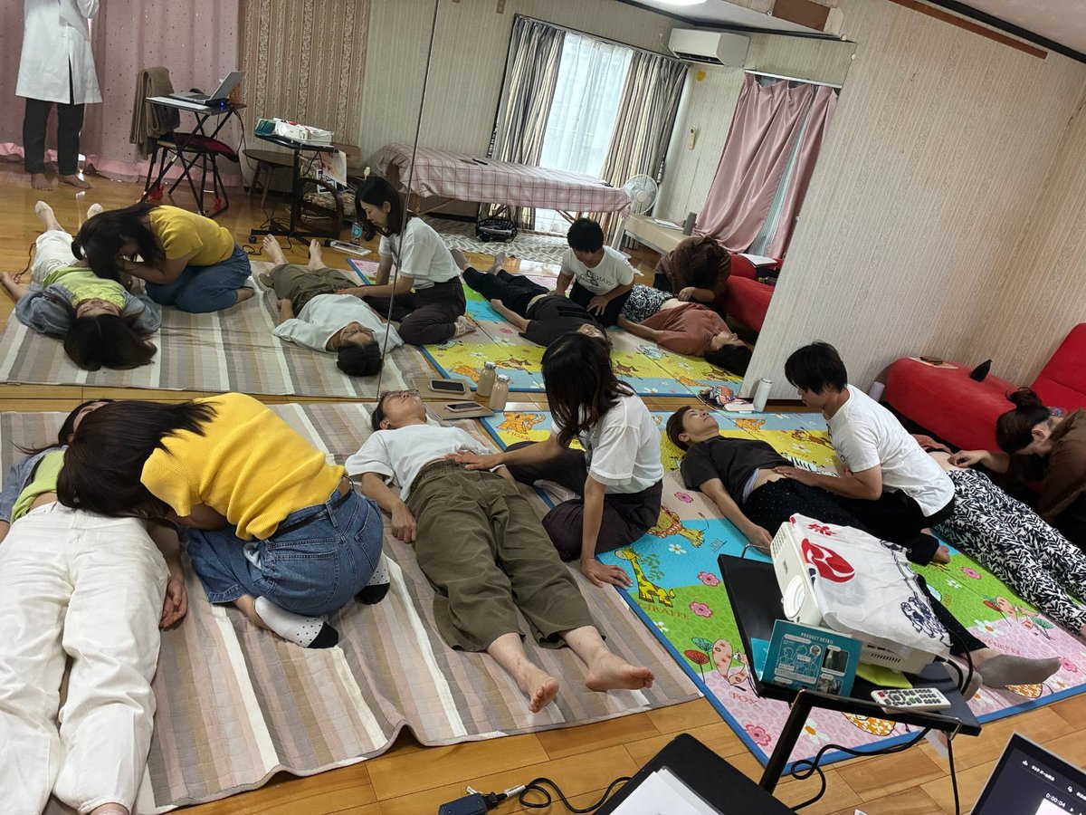 意識療法士®講座の実習の様子。ペアに分かれて練習しています