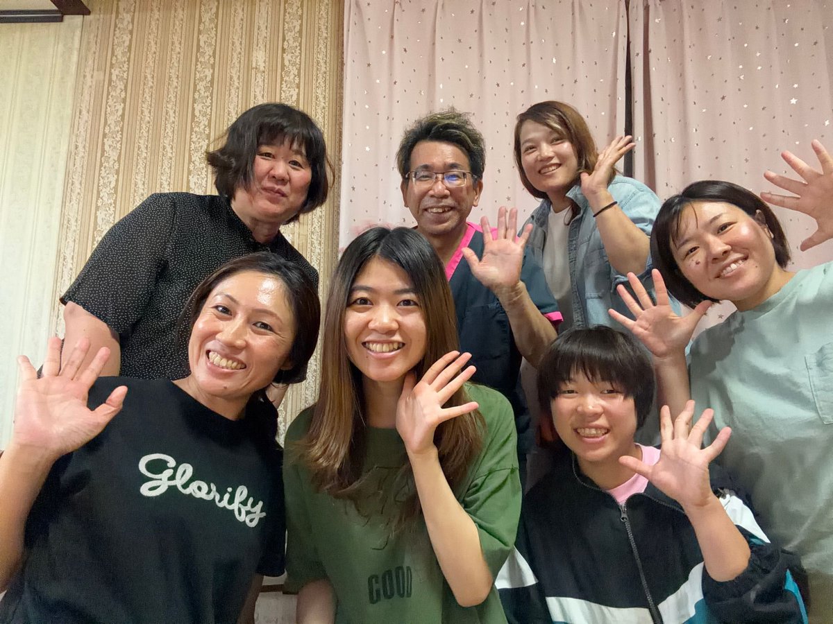 図師修と、講座の仲間たちが手を振っている集合写真