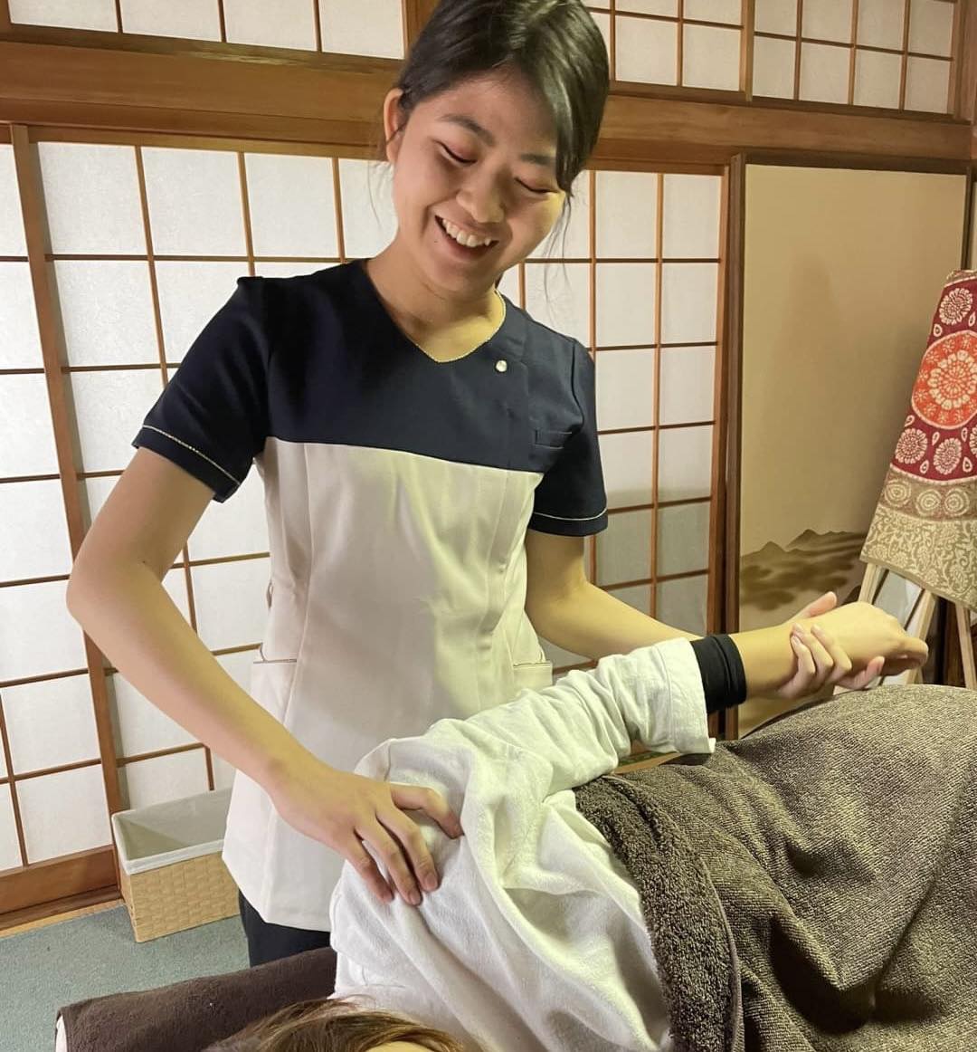 施術中の笑顔の様子