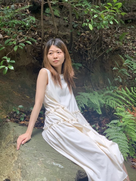 森を歩くグループの後ろ姿
