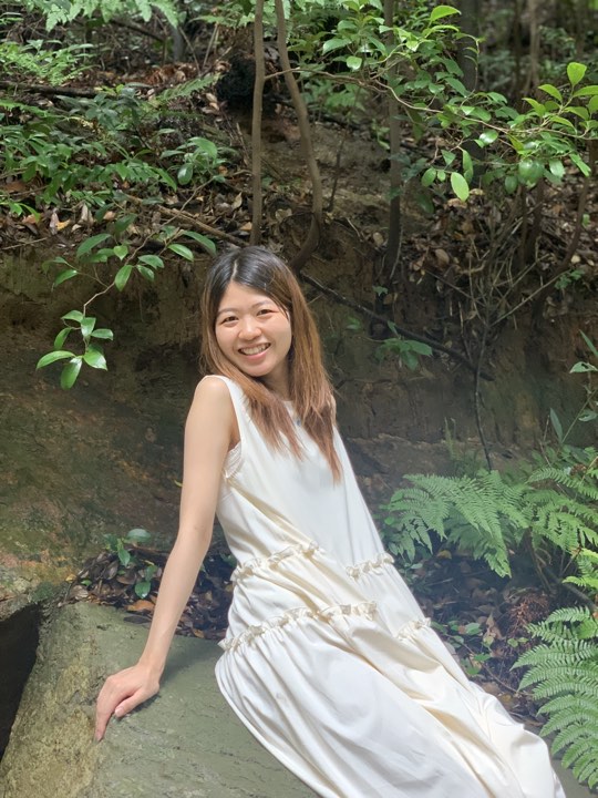 木橋の上で並んで笑う参加者たち